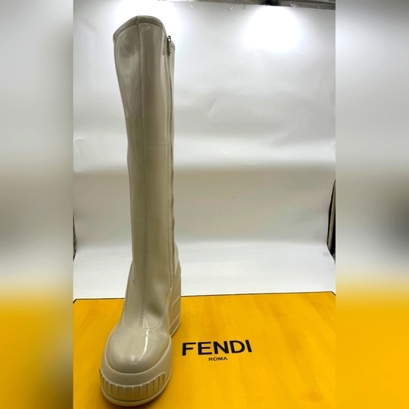 Fendi's knee-high boots flaunt a glossy/New with bix an cloth bag - Picture 10 of 10